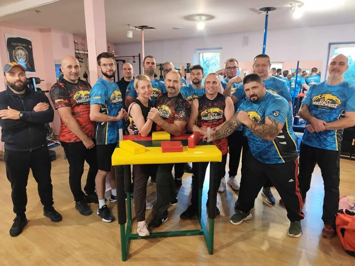 Złoty niedźwiedź drużyna armwrestling