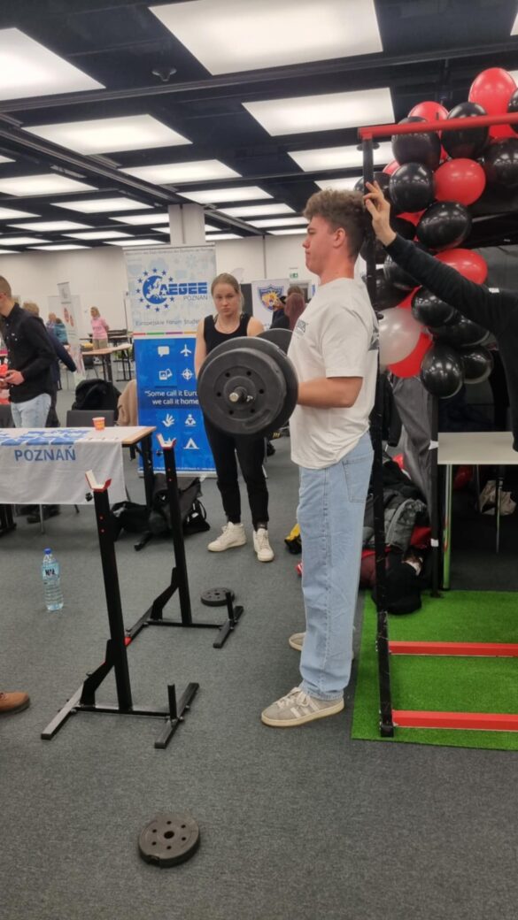 Uginanie sztangi strict curl