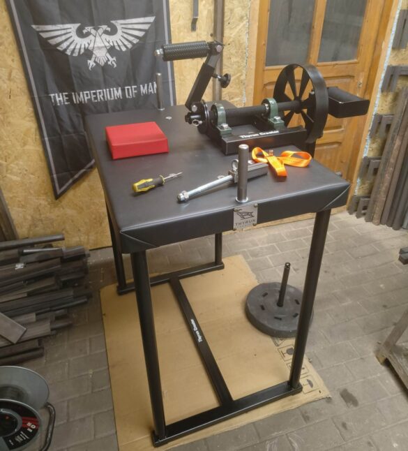 Stół do armwrestlingu z mechanicznym ramieniem